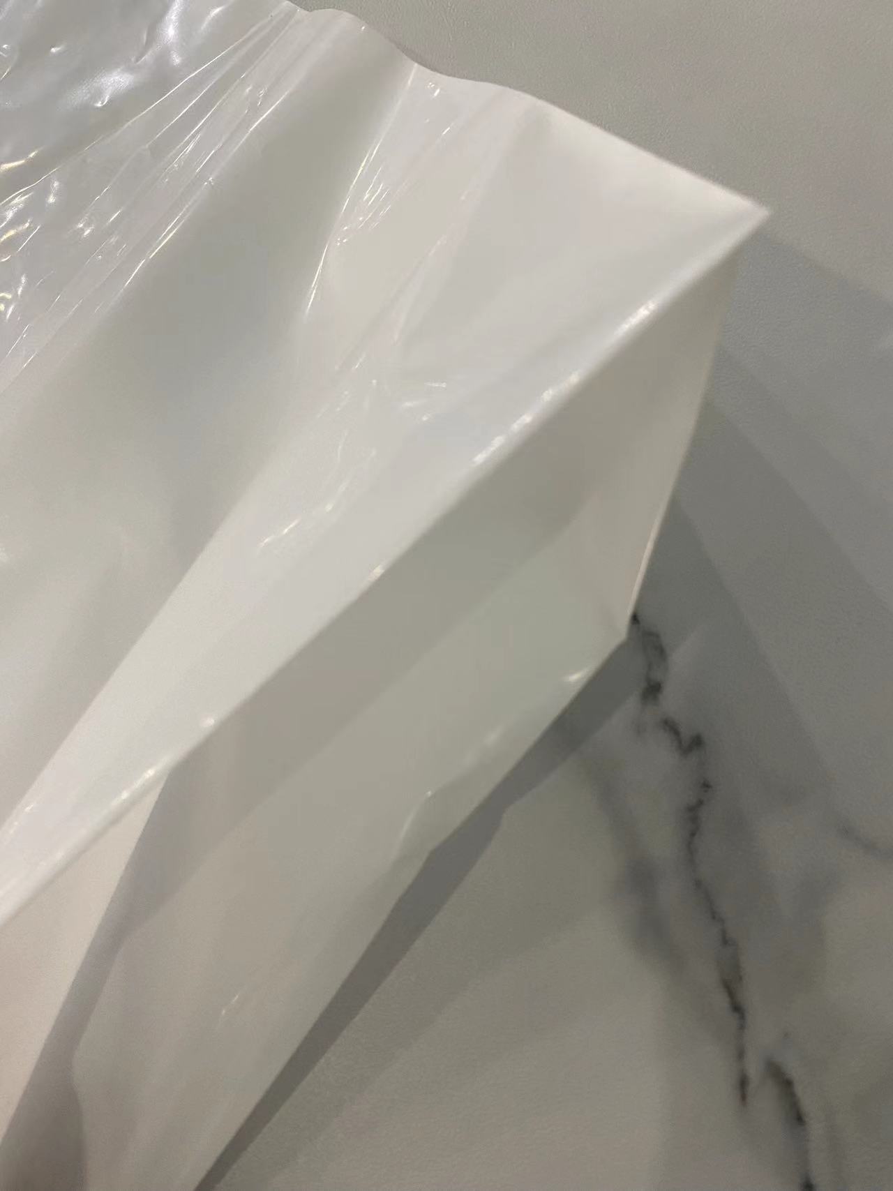 أكياس بمقبض مقطوع من LDPE باللون الأبيض بدون طباعة أكياس بمقبض مقطوع من LDPE باللون الأبيض بدون طباعة