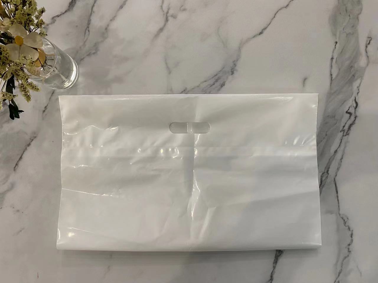 أكياس بمقبض مقطوع من LDPE باللون الأبيض بدون طباعة أكياس بمقبض مقطوع من LDPE باللون الأبيض بدون طباعة