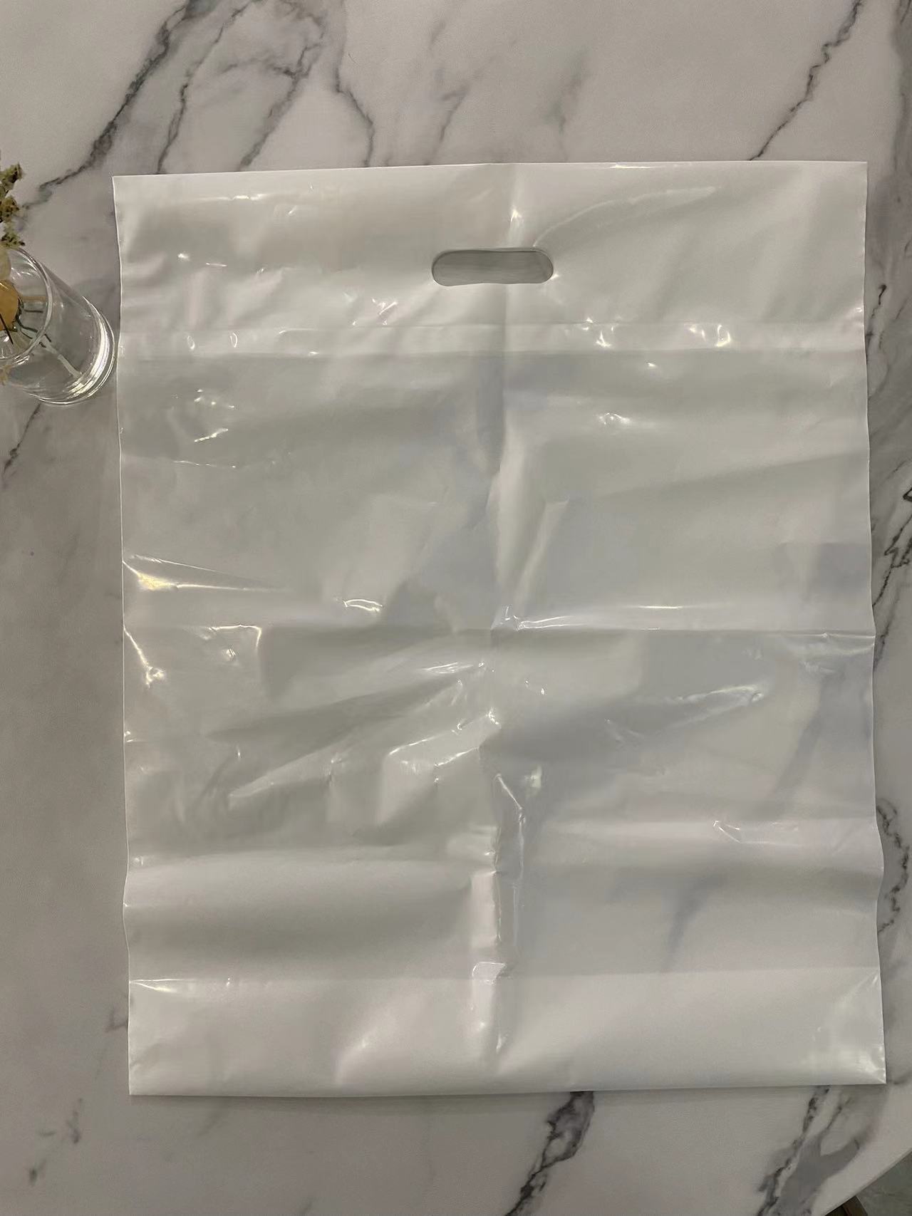 أكياس بمقبض مقطوع من LDPE باللون الأبيض بدون طباعة