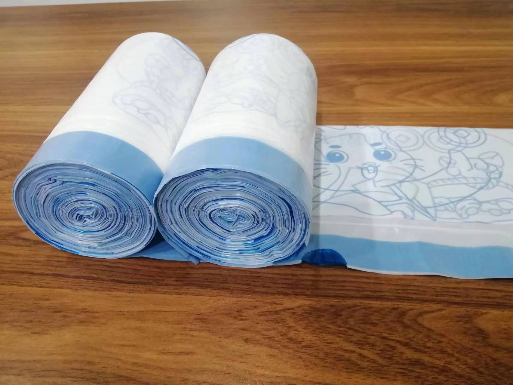Bolsas de basura estampadas blancas con cordón azul Bolsas de basura estampadas blancas con cordón azul