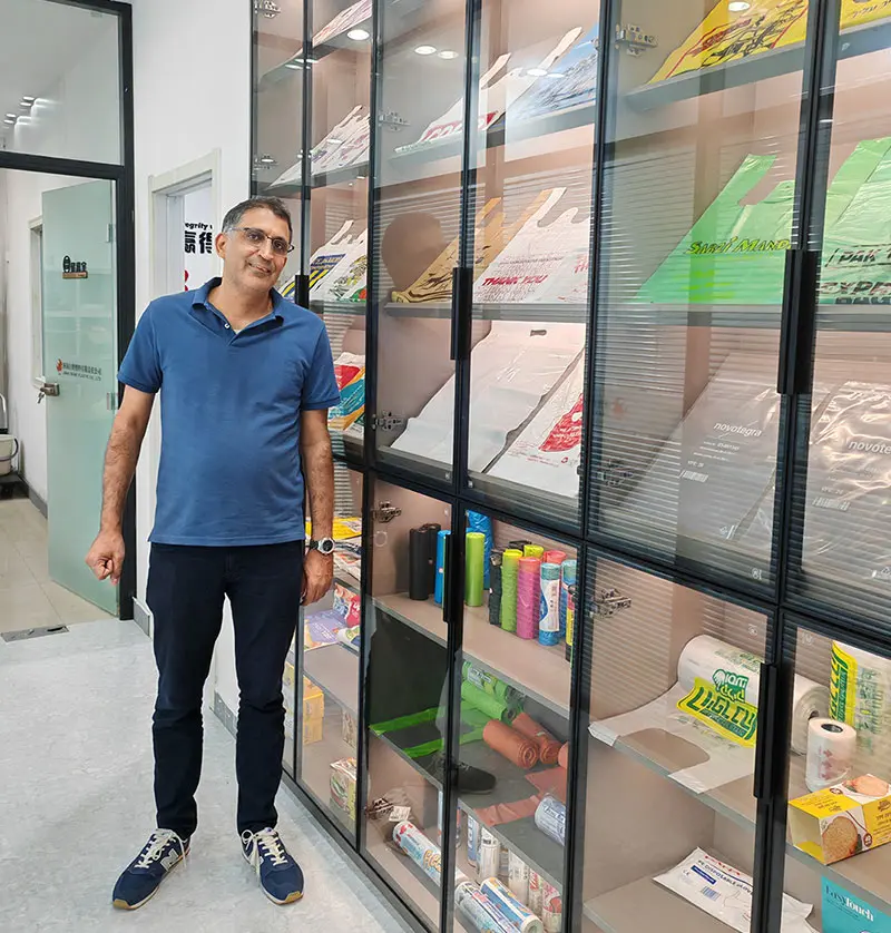 Customers visit the company and take photos next to the product display cabinet.