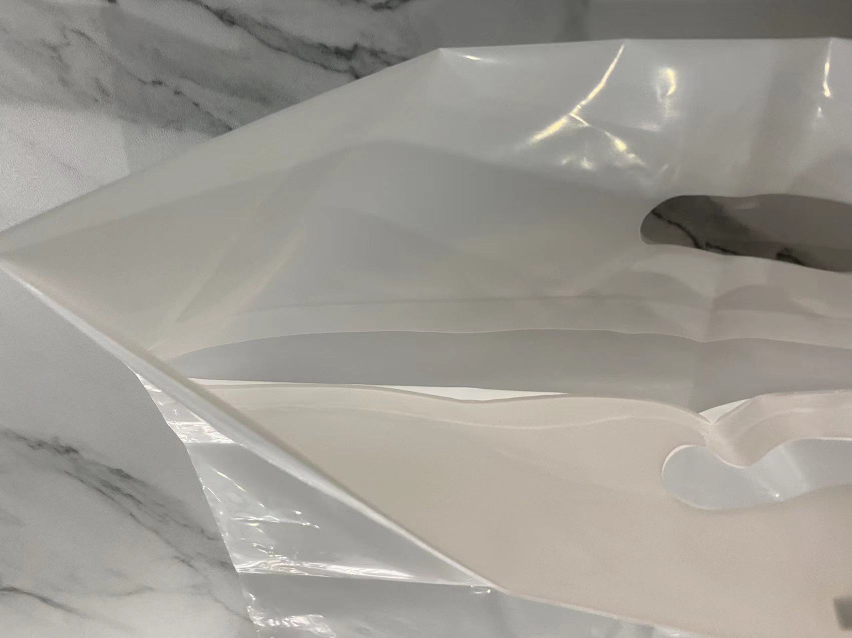 أكياس بمقبض مقطوع من LDPE باللون الأبيض بدون طباعة أكياس بمقبض مقطوع من LDPE باللون الأبيض بدون طباعة