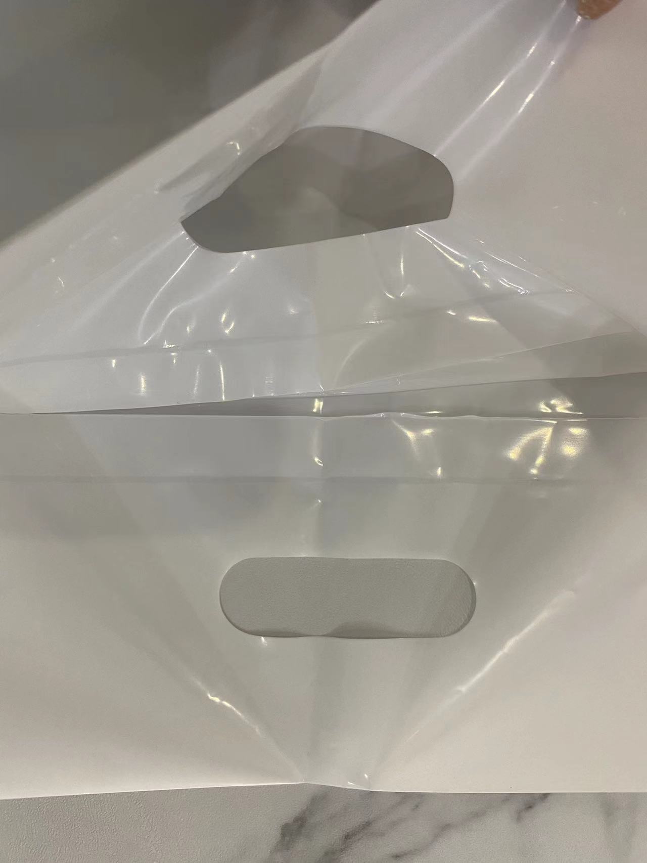 أكياس بمقبض مقطوع من LDPE باللون الأبيض بدون طباعة