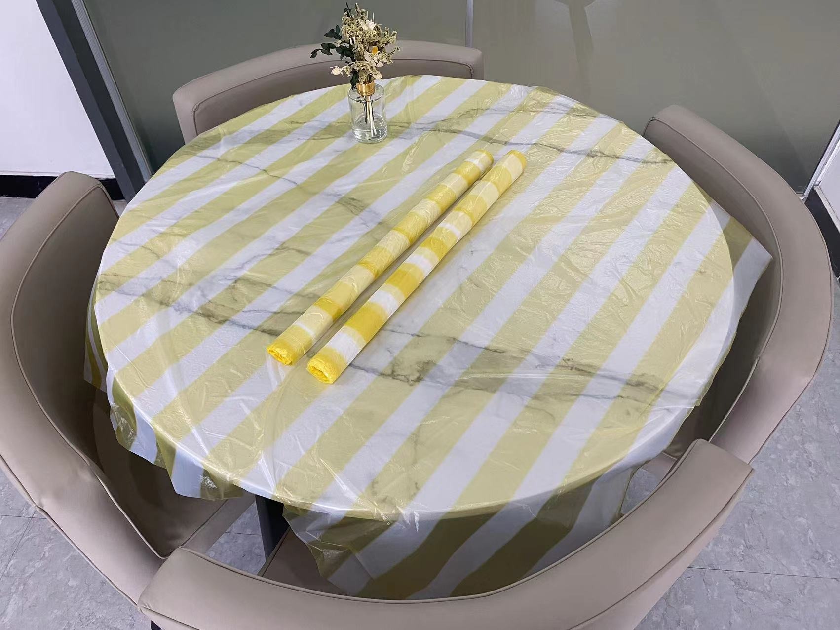 Penutup meja plastik guna pakai